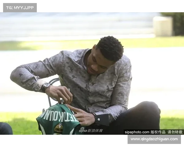 字母哥背后的故事：揭示他独特的国籍身份与成长经历